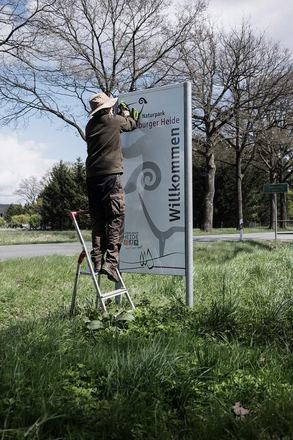 Auch die Pflege der Naturparkschilder ist Teil der Ranger-Arbeit. | © Julia Runge